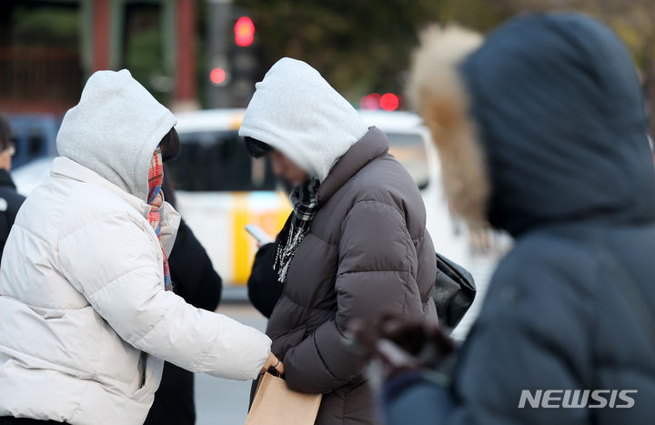 [서울=뉴시스] 김명년 기자 = 금요일인 24일은 북서쪽에서 찬 공기가 유입돼 아침부터 기온이 큰 폭으로 떨어져 춥겠다. 일부 지역에는 비 또는 눈이 오는 곳도 있겠다. 사진은 초겨울 추위가 찾아온 지난 17일 오후 서울 종로구 세종대로 사거리에서 시민들이 옷깃을 여미는 모습. 2023.11.17. kmn@newsis.com