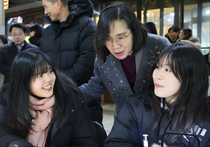 [서울=뉴시스] 조성우 기자 = 김현숙 여성가족부 장관이 지난 11월17일 서울 노원구 노원역 인근에서 열린 '찾아가는 거리상담' 현장을 찾아 청소년들과 대화를 나누고 있다. (사진=여성가족부 제공) *재판매 및 DB 금지