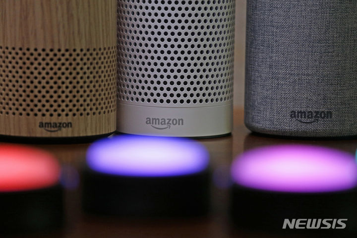 [시애틀=AP/뉴시스] 아마존이 인공지능(AI) 기술을 교육하는 무료 프로그램을 시작해 마이크로소프트, 구글과 같은 경쟁 기업과의 AI 인재 확보 경쟁에 나섰다고 미국 월스트리트저널(WSJ)가 20일(현지시간) 전했다. 사진은 아마존의 AI 비서 '알렉사'가 탑재된 스피커의 모습. 2023.11.21.