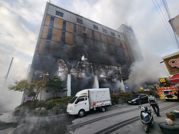 [구미=뉴시스] 강남병원에서 화재가 발생, 소방대가 불을 끄고 있다. phs6431@newsis.com *재판매 및 DB 금지