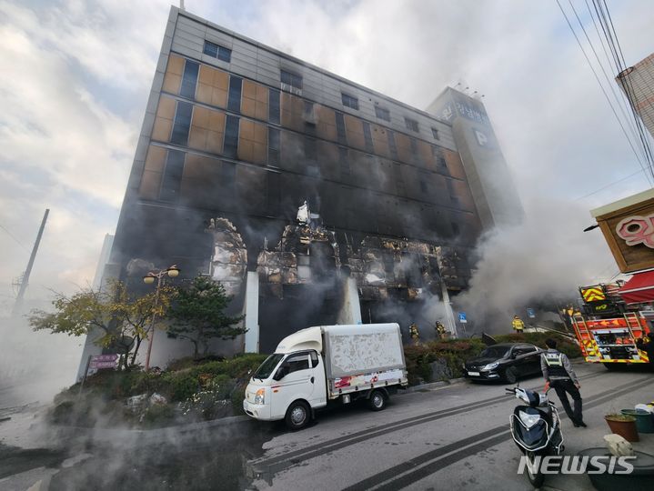 [구미=뉴시스] 박홍식 기자 = 18일 오전 8시6분 경북 구미시 원평동 강남병원에서 난 불을 소방대가 진화하고 있다. 2023.11.18 phs6431@newsis.com