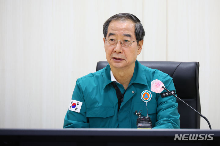 [서울=뉴시스]한덕수 국무총리는 18일 대전에 위치한 국가정보자원관리원을 방문해 정부 행정 전산망 오류 사태 복구 상황을 점검했다.(사진=총리실 제공) 2023.11.18