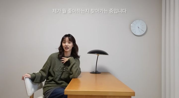 [서울=뉴시스] 지난 17일 유튜브 채널 '혜리'에는 '드디어 온 혜리네 룸투어. 혜리 드레스룸 같이 보실래요?'라는 제목의 영상이 올라왔다. (사진=유튜브 채널 '혜리' 캡처) 2023.11.18. photo@newsis.com *재판매 및 DB 금지