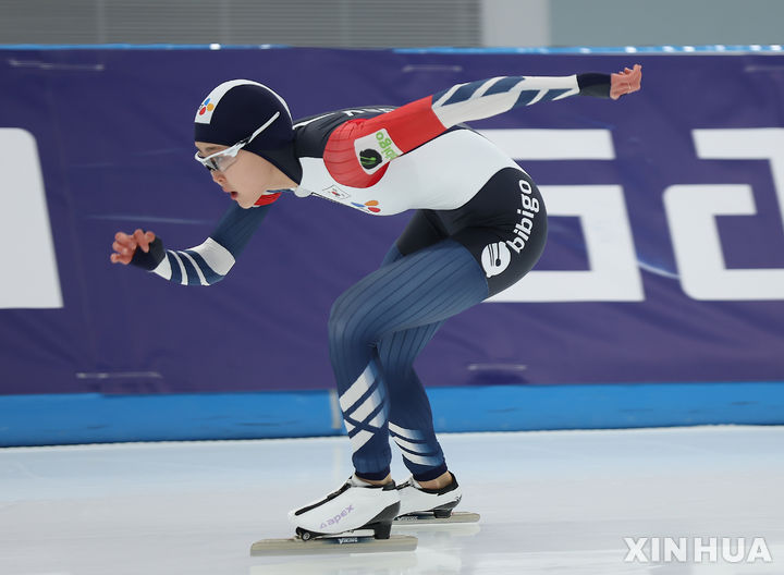 [베이징=신화/뉴시스] 김민선이 17일 중국 베이징에서 열린 2023-24 국제빙상경기연맹(ISU) 스피드스케이팅 월드컵 2차 여자 500m 디비전A 1차 레이스에서 경기하고 있다. 김민선은  38초00의 기록으로 동메달을 목에 걸었다. 2023.11.18.