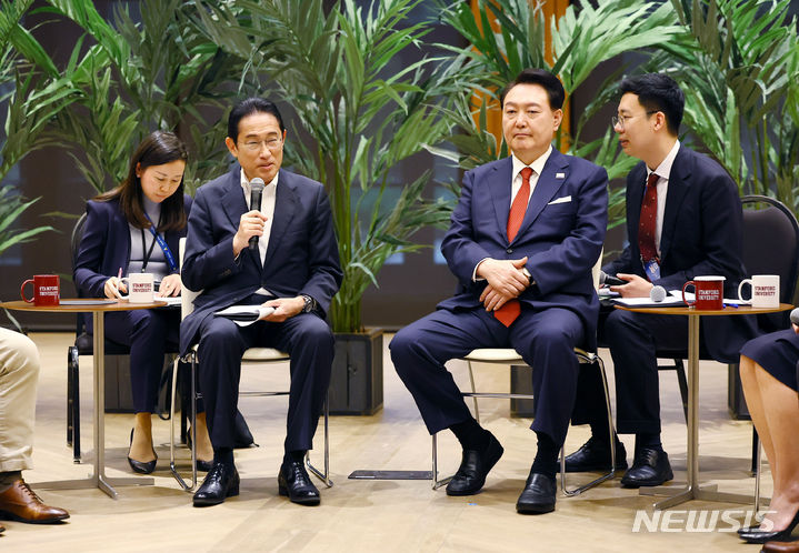 [샌프란시스코=뉴시스] 아시아태평양경제협력체(APEC) 정상회의 참석차 미국을 방문 중인 윤석열 대통령과 기시다 후미오 일본 총리가 17일(현지시간) 캘리포니아주 스탠퍼드대학교 후버연구소에서 열린 한일 스타트업 간담회에 함께 참석해 있다. 2023.11.18.