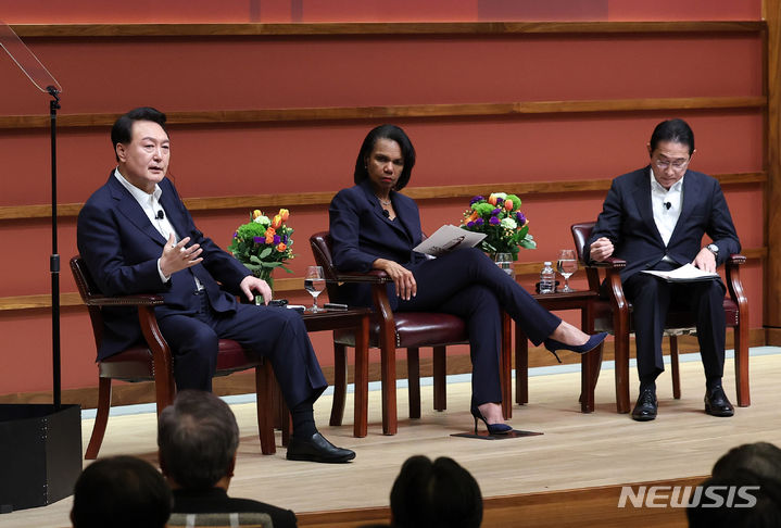 [샌프란시스코=뉴시스] 조수정 기자 = 아시아태평양경제협력체(APEC) 정상회의 참석차 미국을 방문 중인 윤석열 대통령과 기시다 후미오 일본 총리가 17일(현지시간) 캘리포니아주 스탠퍼드대학교 후버연구소에서 열린 한일 정상 좌담회에서 사회자와의 대담을 하고 있다. 2023.11.18. chocrystal@newsis.com