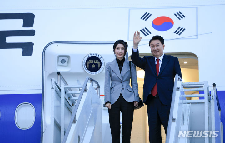[샌프란시스코=뉴시스] 조수정 기자 = 아시아태평양경제협력체(APEC) 정상회의 일정을 마치고 귀국하는 윤석열 대통령과 부인 김건희 여사가 17일(현지시간) 샌프란시스코 국제공항에서 공군 1호기 탑승 전 인사하고 있다. (공동취재) 2023.11.18. chocrystal@newsis.com