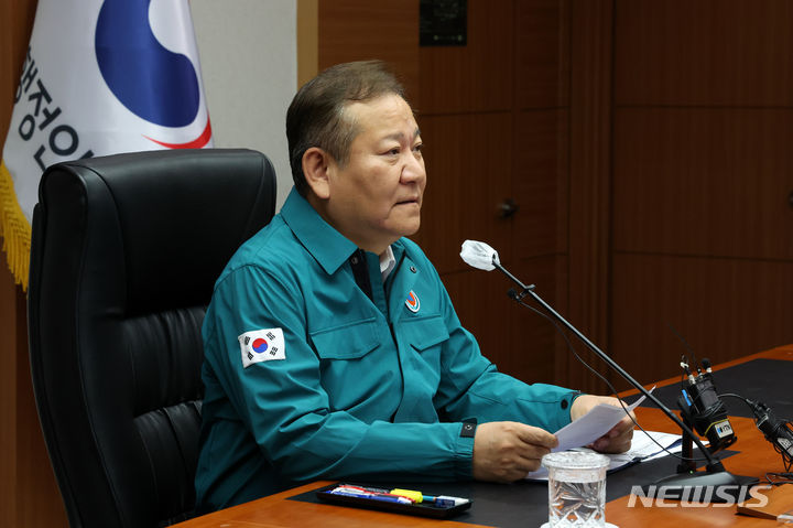 [서울=뉴시스] 조성우 기자 = 이상민 행정안전부 장관이 18일 오후 서울 종로구 정부서울청사에서 열린 지방행정전산서비스장애 대책본부 회의에서 모두발언을 하고 있다. 2023.11.18. xconfind@newsis.com