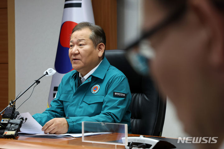 [서울=뉴시스] 조성우 기자 = 이상민 행정안전부 장관이 지난 18일 오후 서울 종로구 정부서울청사에서 열린 지방행정전산서비스장애 대책본부 회의에서 모두발언을 하고 있는 모습. 2023.11.18. xconfind@newsis.com