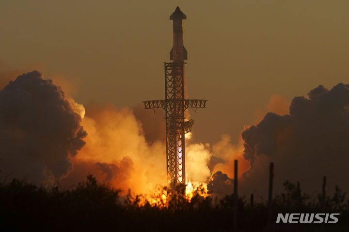 [텍사스=AP/뉴시스] 미국 민간 우주기업 스페이스X의 세 번째 '스타십(Starship)' 발사 테스트에는 앞선 두 번의 시험 비행에는 없었던 연료 재급유 시험이 포함될 전망이라고 미국 스페이스닷컴이 6일(현지시간) 전했다. 사진은 지난 11월18일 미국 텍사스 보카치카의 스타베이스 발사장에서 스타십이 발사되는 모습. 2023.12.07.