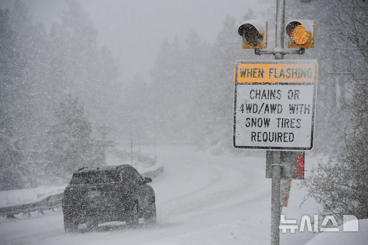 [리노( 미 네바다주)= AP/뉴시스] 미 캘리포니아주와 네바다주 접경의 겨울 도로 풍경.&nbsp; 8월 24일 주말 오후부터 25일 낮까지 캘리포니아주 요세미티국립공원의 고지대와 래슨 화산국립공원 일대에는 약 8cm의 때아닌 여름 폭설이 내려 이 지역의 기후변화와 기상 이변을 여실히 보여주었다고 미 국립기상청이 발표했다. 2024.08. 25.&nbsp; 