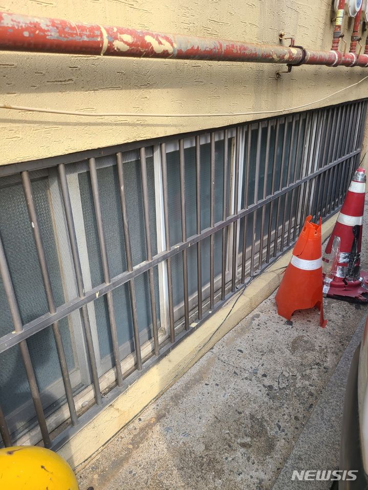 [서울=뉴시스]풍수해 돌봄가구 현장점검 시 촬영한 반지하 가구.(제공=양천구)