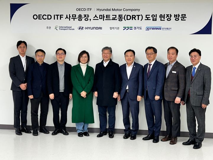 김영태 OECD ITF 사무총장(왼쪽에서 다섯번째), 스마트교통 도입 현장 방문(사진 = 경기도 북부청 제공) *재판매 및 DB 금지