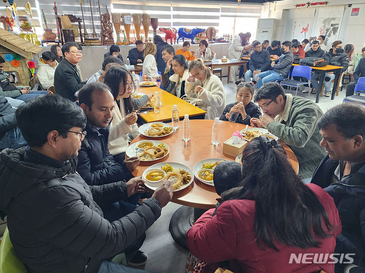 [창원=뉴시스]홍정명 기자=19일 오후 경남이주민센터 2층에서 경남네팔교민회 주관 'STX 후원 외국인주민을 위한 자국음식잔치'가 열리고 있다.(사진=경남이주민센터 제공) 2023.11.19. photo@newsis.com