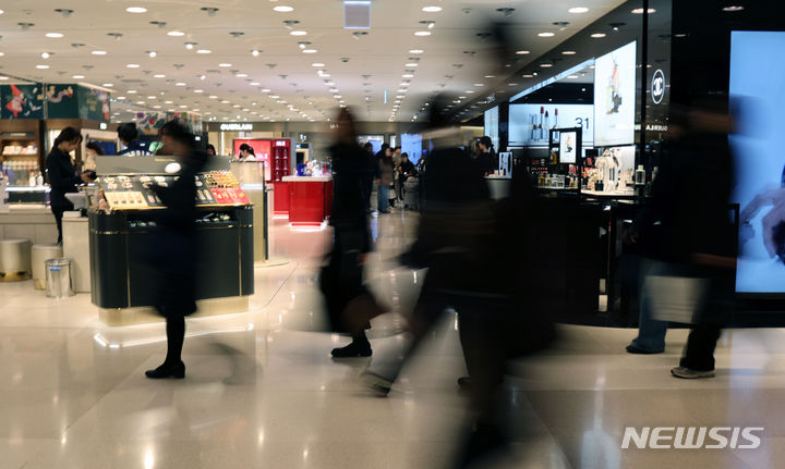 [서울=뉴시스] 배훈식 기자 = 국서울 중구 롯데백화점 본점에서 고객들이 쇼핑을 하고 있다. 2023.11.19. dahora83@newsis.com
