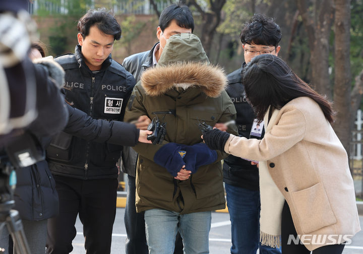 [서울=뉴시스] 황준선 기자 = 계모를 살해한 뒤 시신을 죽은 친아버지 고향에 유기한 혐의로 재판에 넘겨진 40대 의붓아들에 대한 1심 선고가 23일 나온다. 사진은 금전 문제로 다투다 70대 의붓어머니를 살해한 뒤 경북 예천의 한 갈대밭에 시신을 암매장한 40대 남성이 지난해 11월19일 오후 서울 양천구 서울남부지방법원에서 열린 영장실질심사(구속 전 피의자 심문)에 출석하는 모습. 2023.11.19. hwang@newsis.com