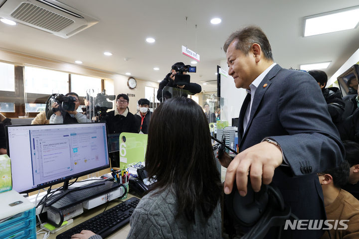 [서울=뉴시스] 권창회 기자 = 이상민 행정안전부 장관이 19일 서울 종로구 청운효자동 주민센터를 방문해 정부 행정전산망인 '새올'과 사회보장통합정보시스템 '행복이음'의 정상 작동 여부를 확인하고 있다. (공동취재) 2023.11.19. photo@newsis.com