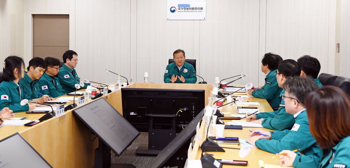 [서울=뉴시스] 김진아 기자 = 이상민 행정안전부 장관이 19일 오전 대전 국가정보자원관리원을 방문해 지방행정전산서비스 장애대응 상황 등을 청취하고 있다. (사진=행정안전부 제공) 2023.11.19. photo@newsis.com *재판매 및 DB 금지