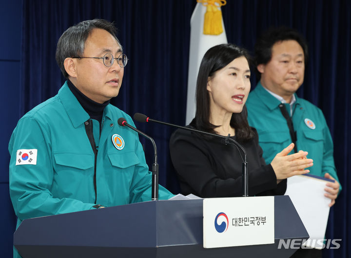 [서울=뉴시스] 배훈식 기자 = 고기동 행정안전부 차관이 19일 오후 서울 종로구 정부서울청사에서 지방행정서비스 정상화 관련 브리핑을 하고 있다.&nbsp; 2023.11.19. dahora83@newsis.com