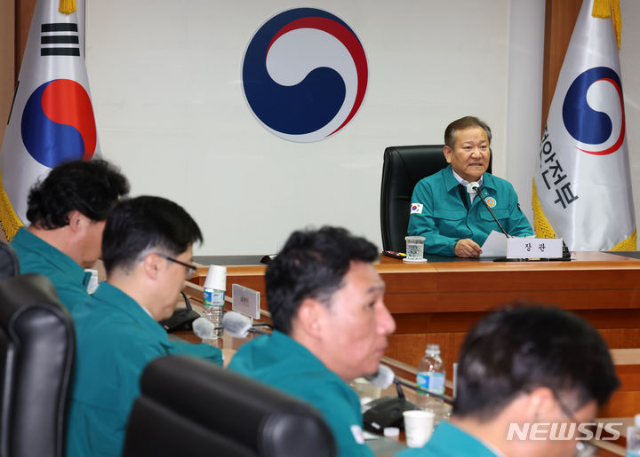 [서울=뉴시스] 배훈식 기자 = 이상민 행정안전부 장관이 19일 오후 서울 종로구 정부서울청사에서 열린 지방행정전산서비스장애 대책본부 회의에 참석해 발언하고 있다. 2023.11.19. dahora83@newsis.com