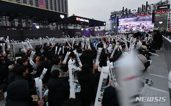 [서울=뉴시스] 권창회 기자 = 19일 오후 서울 종로구 광화문광장에서 리그 오브 레전드(LoL) 월드 챔피언십(롤드컵) 결승 거리응원이 펼쳐지고 있다. 2023.11.19. kch0523@newsis.com
