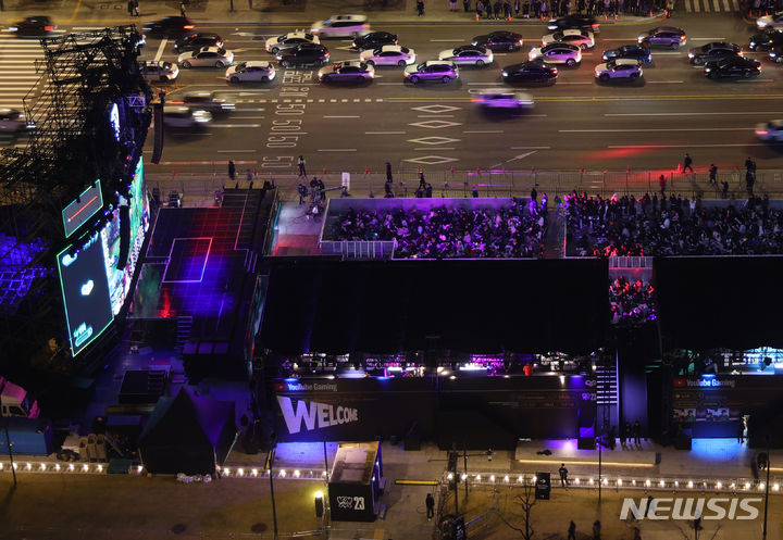 [서울=뉴시스] 배훈식 기자 = 리그 오브 레전드(LoL) 월드 챔피언십(롤드컵) 결승전이 치러진 19일 오후 서울 종로구 광화문 광장에서 많은 게임 팬들이 거리응원을 펼치고 있다. 2023.11.19. dahora83@newsis.com