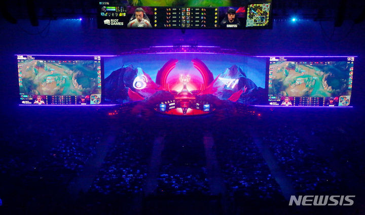 [서울=뉴시스] 사진공동취재단 = 2023 리그오브레전드(LoL·롤) 월드 챔피언십 결승전이 열린 19일 서울 구로구 고척스카이돔에서 한국선수단 T1 과 중국선수단 웨이보 게이밍 선수들이 경기를 펼치고 있다. 2023.11.19. photo@newsis.com