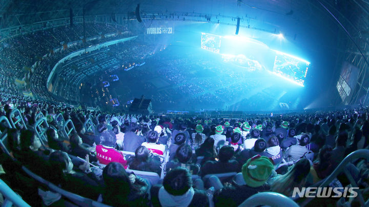 [서울=뉴시스] 사진공동취재단 = 2023 리그오브레전드(LoL·롤) 월드 챔피언십 결승전이 열린 19일 서울 구로구 고척스카이돔에서 한국선수단 T1 과 중국선수단 웨이보 게이밍 선수들이 경기를 펼치고 있다. 2023.11.19. photo@newsis.com