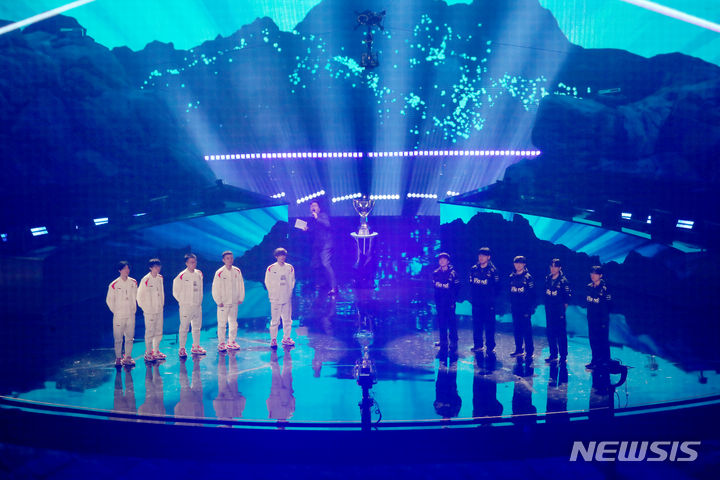 [서울=뉴시스] 사진공동취재단 = 2023 리그오브레전드(LoL·롤) 월드 챔피언십 결승전이 열린 19일 서울 구로구 고척스카이돔에서 한국선수단 T1 과 중국선수단 웨이보 게이밍 선수들이 경기를 펼치고 있다. 2023.11.19. photo@newsis.com