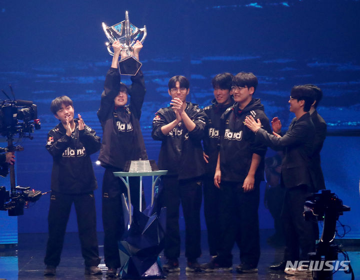 [서울=뉴시스] 사진공동취재단 =19일 서울 구로구 고척스카이돔에서 열린 ' 2023 리그오브레전드(LoL·롤) 월드 챔피언십 결승전'에서 중국 웨이보 게이밍에게 3:0으로 승리해 우승을 차지한 대한민국 선수단 T1이 우승 트로피를 들고 세리머니를 하고 있다.&nbsp; 2023.11.19. photo@newsis.com