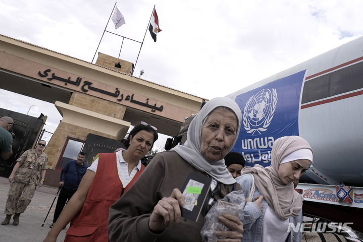 [라파=AP/뉴시스] 팔레스타인 가자지구에서 대피한 러시아인과 가족 120명이 5일(현지시간) 특별기를 타고 모스크바에 도착했다. 지난달 19일 사진에서 외국 여권을 소지한 팔레스타인 주민들이 가자지구를 떠나 라파 국경을 통해 이집트로 들어오고 있다. 2023.12.05.