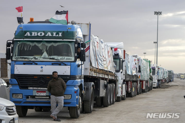 [라파=AP/뉴시스] 연료 트럭을 포함해 구호품을 실은 트럭 100대가 10일(현지시간) 가자지구에 진입했다. 사진은 지난 11월 19일 이집트 라파 국경 검문소 부근에 구호 물품을 실은 트럭들이 가자지구 진입을 기다리는 모습. 2023.12.11