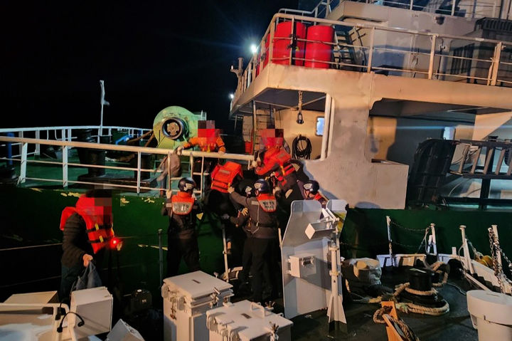 [완도=뉴시스] 변재훈 기자 = 20일 오전 3시 54분께 전남 완도군 어룡도 인근 바다에서 5000t급 모래운반선 A호가 섬과 충돌, 침수됐다. 우현으로 기울고 있던 A호에서는 승선원 13명 전원이 해경에 의해 구조됐다. (사진=완도해경 제공) 2023.11.20. photo@newsis.com&nbsp; *재판매 및 DB 금지