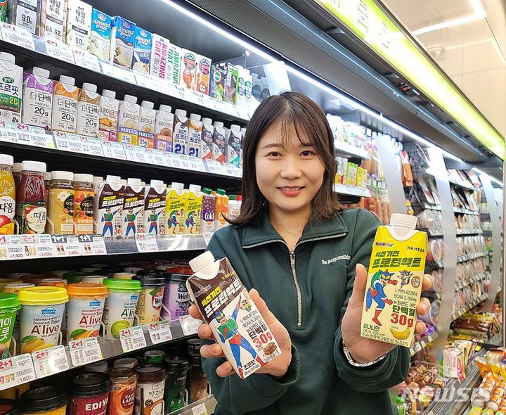 [서울=뉴시스]편의점 CU가 단백질 음료 '짱구 액션가면 프로틴'이 NB(제조사 제품) 상품들을 제치고 전체 프로틴 음료 중 판매 1위를 기록했다고 20일 밝혔다.2023.11.20.(사진=CU 제공)photo@newsis.com