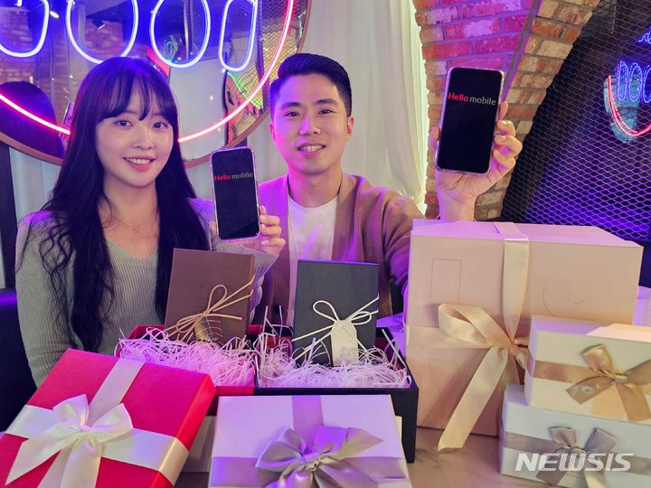 [서울=뉴시스]LG헬로비전 헬로모바일이 데이터 무제한 신규 요금제를 출시하면서 요금선택권 확대에 나선다고 20일 밝혔다. (사진=LG헬로비전 제공)