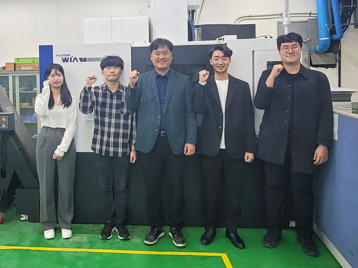 [울산=뉴시스]&nbsp;&nbsp; 한국공작기계산업협회가 개최한 ‘제15회 대학생 공작기계 창의 아이디어 공모전’에서 울산대 학생들이 산업통상자원부장관상을 수상했다. 왼쪽부터 이예은·정형준·전은채 지도교수·안재영·손동군 *재판매 및 DB 금지