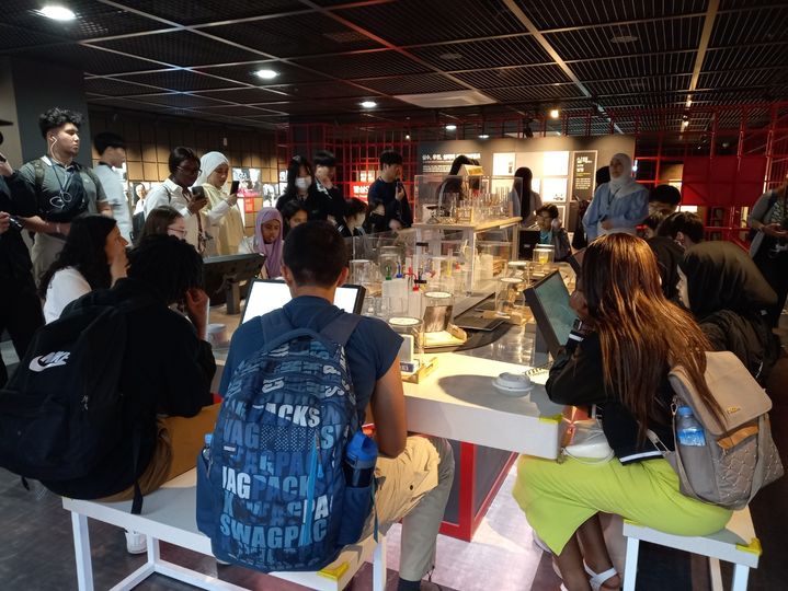 [안동=뉴시스] 지난달 경북교육청 발명교육체험센터를 방문한 외국인들. (사진=경북교육청 제공) 2023.11.20 *재판매 및 DB 금지