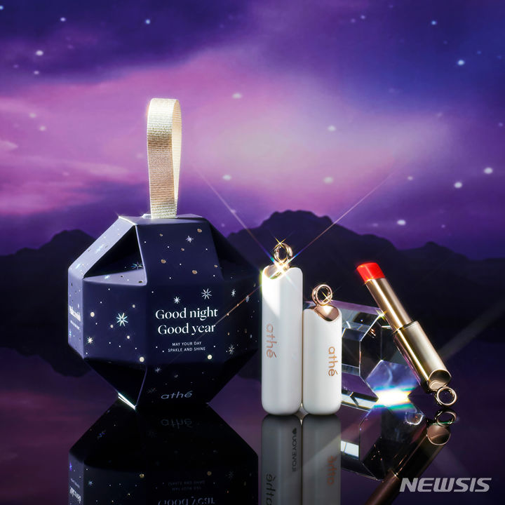 [서울=뉴시스]생활문화기업 LF의 컨템포러리 비건 뷰티 브랜드 ‘아떼(athe)’가 다가오는 연말 선물 시즌을 앞두고 어센틱 립밤 홀리데이 한정 ‘Good Night, Good Year’ 에디션을 출시했다고 20일 밝혔다.2023.11.20.(사진=LF 제공)photo@newsis.com