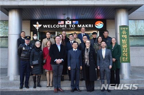 [서울=뉴시스] 이근원 국방부 유해발굴감식단장은 지난 13일 '한국-미국-호주 유해발굴 협력 회의'에 참석한 미 국방부 전쟁포로·실종자 확인국(DPAA) 소속 던 베리 박사, 호주 육군 미수습 전쟁사상자 지원국(UWC-A) 소속 애런 피그램 박사 등 유해발굴 관계관들과 함께 기념 촬영을 하고 있다. (사진= 국방부 제공)