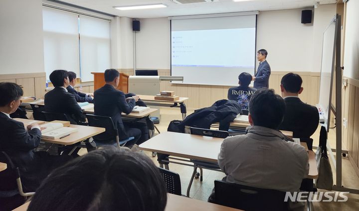 [전주=뉴시스]윤난슬 기자 = 한국은행 전북본부는 '기후 위기와 지역경제 대응 방향 : 해상풍력 수산업 공존'을 주제로 한국경제통상학회(KEBA)가 주관하는 추계 국제학술대회를 공동 개최했다고 20일 밝혔다.(사진=한은 전북본부 제공) 