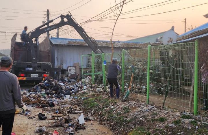 충남 천안시가 30톤의 쓰레기더미 속에서 개 수십마리를 키우며 살던 저장강박 의심가구를 대상으로 ‘저장강박 사례관리사업’을 실시하고 있다. 사진=천안시 제공 *재판매 및 DB 금지