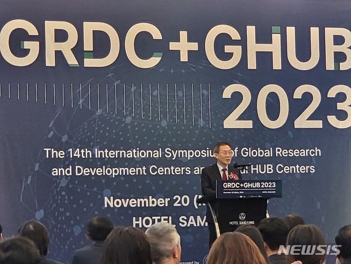 [서울=뉴시스]이종호 과학기술정보통신부 장관이 20일 서울 강남구 삼정호텔에서 열린 '2023년 해외우수연구기관 국제공동연구 심포지엄'에서 축사를 하고 있다. (사진=윤현성 기자)