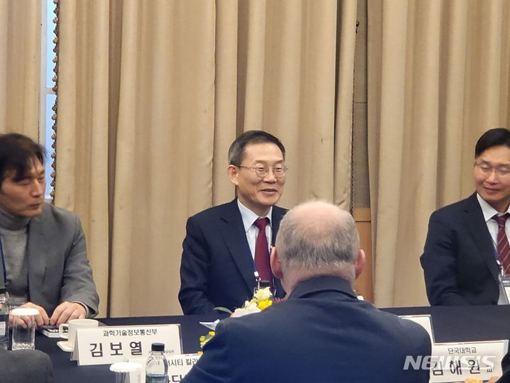 [서울=뉴시스]이종호 과학기술정보통신부 장관이 20일 서울 강남구 삼정호텔에서 열린 '2023년 해외우수연구기관 국제공동연구 심포지엄'에 앞서 과학기술계 인사들과 사전간담회를 진행하고 있다. (사진=윤현성 기자)