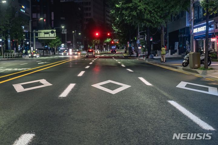 [서울=뉴시스] 서울시의 '노면표시 시범사업에 삼화페인트의 비정형돌출형 페인트가 적용됐다. (사진=삼화페인트 제공) 2023.11.20. photo@newsis.com