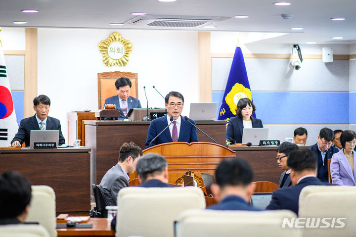 [남해=뉴시스] 차용현 기자 = 경남 남해군 장충남 군수가 20일 열린 남해군의회 제272회 제2차 정례회에서 시정연설을 하고 있다. 2023.11.20.(사진=남해군 제공)photo@newsis.com