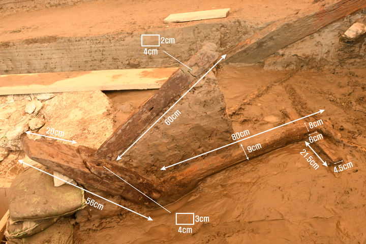 [서울=뉴시스]집수지 출토 쟁기 전경(사진=서울시 제공)