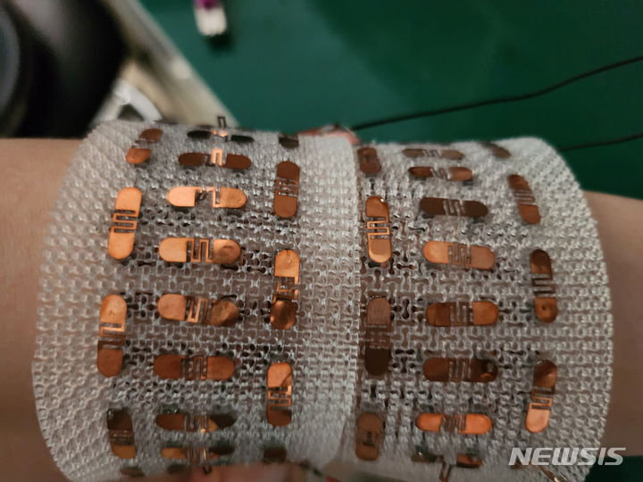 [창원=뉴시스]홍정명 기자=한국전기연구원(KERI) 최혜경·윤민주 박사팀이 메타 물질을 활용해 개발한 신축·유연 열전소자.(사진=한국전기연구원 제공) 2023.11.21. photo@newsis.com