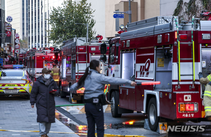 [서울=뉴시스] 정병혁 기자 = 20일 오전 서울 마포구 마포역 인근 음식점에서 화재가 발생해 출동한 경찰이 도로를 통제하고 있다. 2023.11.20. jhope@newsis.com