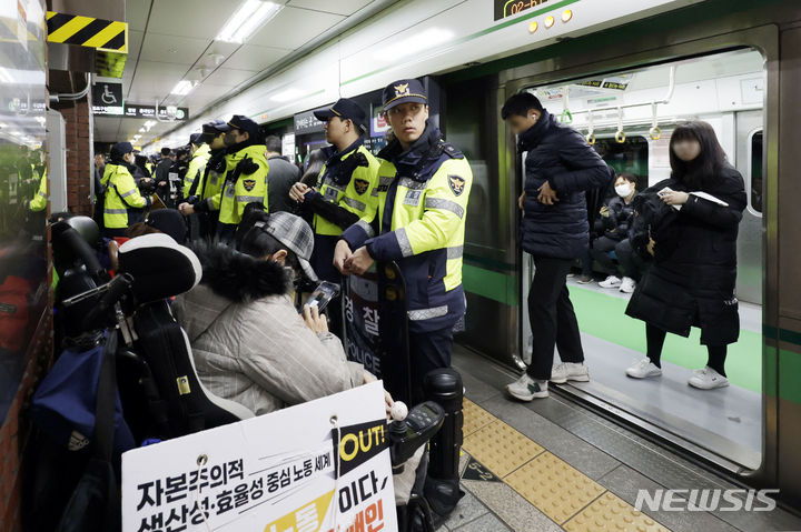 [서울=뉴시스] 최동준 기자 = 전국장애인차별철폐연대 박경석 대표가 20일 서울 지하철 시청역에서 정부의 장애인 이동권 포함 증액예산안 반영을 촉구하며 지하철 탑승을 기다리고 있다. 2023.11.20. photocdj@newsis.com