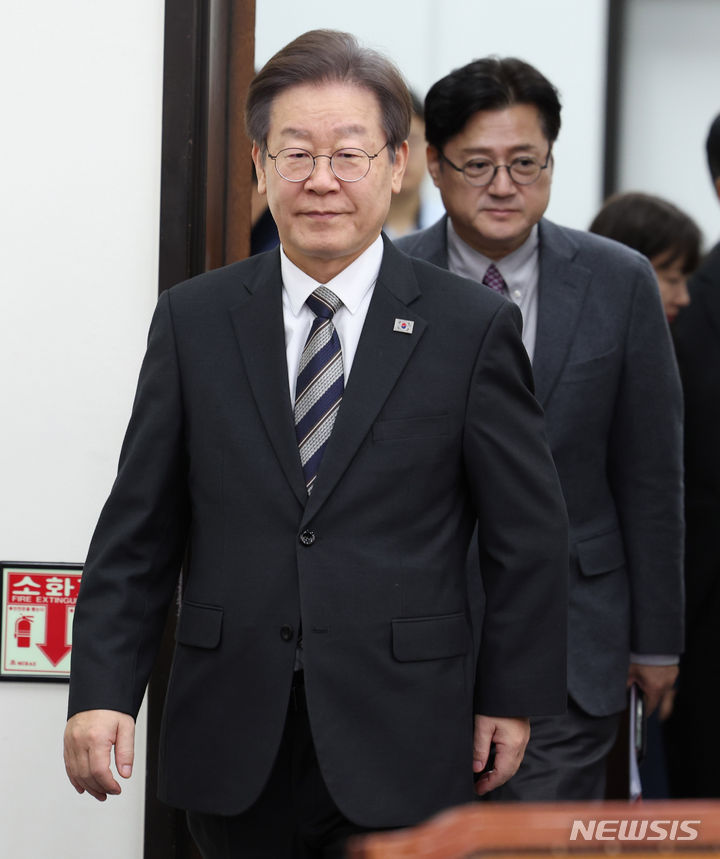 [서울=뉴시스] 추상철 기자 = 이재명 더불어민주당 대표가 20일 오전 서울 여의도 국회에서 열린 최고위원회의에 참석하고 있다. 2023.11.20. scchoo@newsis.com